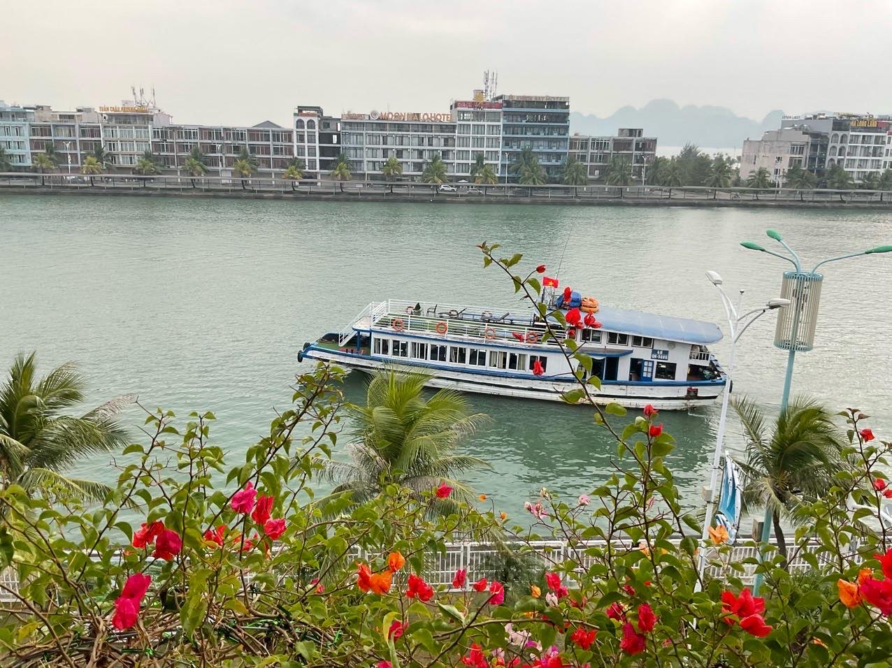 Du thuyền vịnh Hạ Long