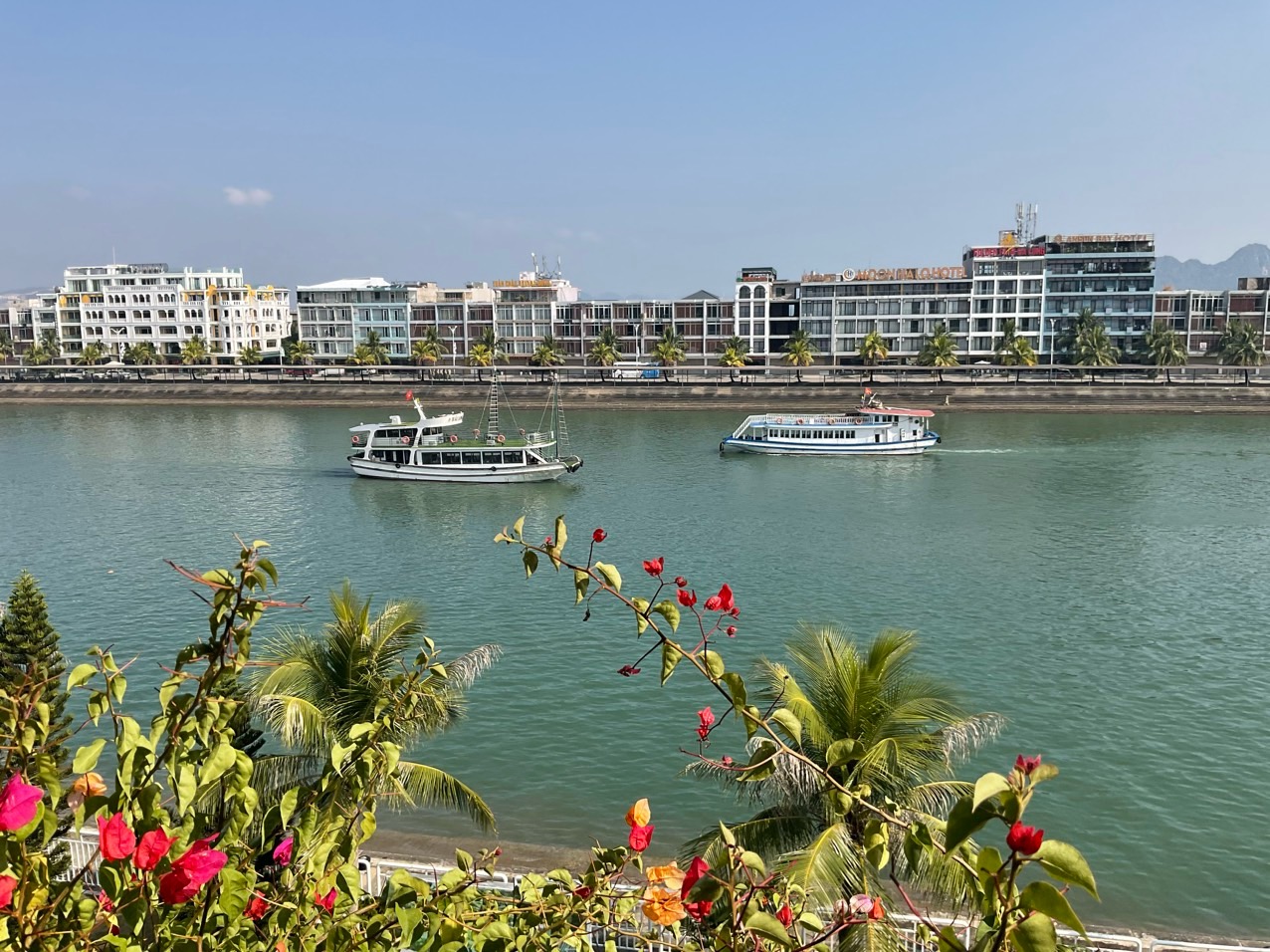 View bến du thuyền Tuần Châu từ Serene Hotel