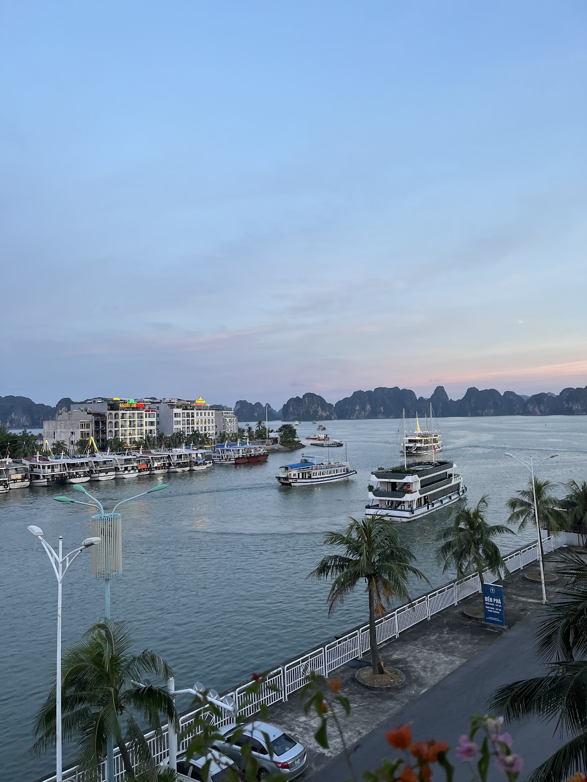 Hoàng hôn bến du thuyền